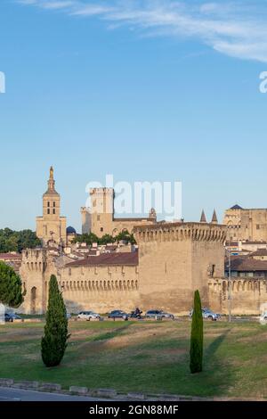 Avignon mittelalterliche Stadt mit historischen Mauern und anderen touristischen Sehenswürdigkeiten, UNESCO-Weltkulturerbe: Historisches Zentrum von Avignon: Papstpalast, Epis Stockfoto