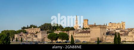 Avignon, Frankreich - Juli, 2021 : Panoramablick auf die mittelalterliche Stadt Avignon mit historischen Mauern und anderen touristischen Sehenswürdigkeiten, UNESCO-Weltkulturerbe Stockfoto