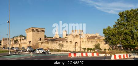 Avignon, Frankreich - Juli, 2021 : Panoramablick auf die mittelalterliche Stadt Avignon mit historischen Mauern und anderen touristischen Sehenswürdigkeiten, UNESCO-Weltkulturerbe Stockfoto