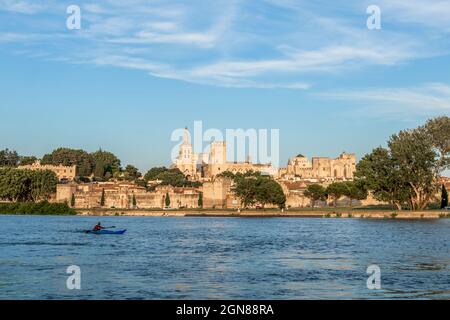 Avignon, Frankreich - Juli, 2021 : Panoramablick auf die mittelalterliche Stadt Avignon mit historischen Mauern und anderen touristischen Sehenswürdigkeiten, UNESCO-Weltkulturerbe Stockfoto
