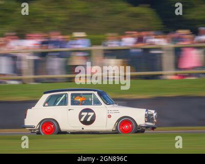 Mike Jordan beim Austin A40 beim Goodwood Revival 2021, West Sussex, großbritannien Stockfoto