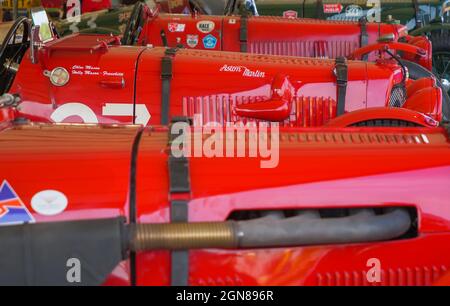 Präsentation von roten Aston Martin Rennwagen im Jahr 2021 beim Goodwood Revival in West Sussex, großbritannien Stockfoto