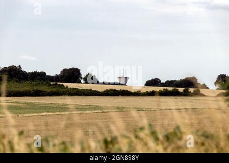 Erntefelder in französischer Landschaft, landschaftlich reizvoller Blick auf den endlosen Horizont der ländlichen Gegend von Royan, südwestlich von Frankreich, Departement Charente-Maritim Stockfoto