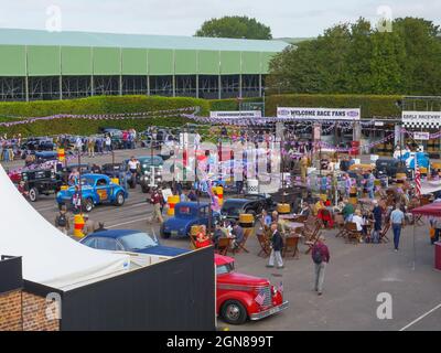 Hot Rod Gassers werden beim Goodwood Revival 2021, West Sussex, großbritannien, ausgestellt Stockfoto