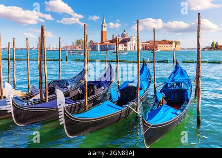 Gondeln vor Anker in der Nähe der Insel San Giorgio Maggiore, Venedig, Italien. Stockfoto