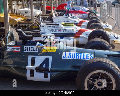 Serie von BRM-Rennwagen beim Goodwood Revival 2021, West Sussex, großbritannien Stockfoto