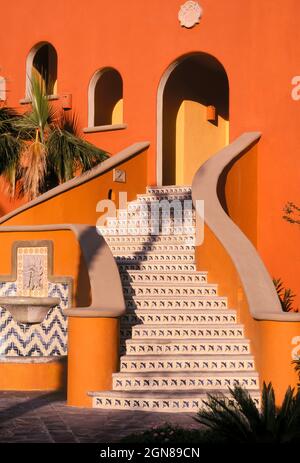 Geflieste Treppen am Ausgang zum Gästezimmer im Hacienda del Mar Hotel, Cabo San Lucas, Baja California Sur, Mexiko. Stockfoto