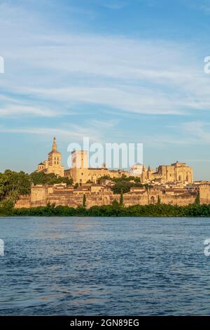 Avignon mittelalterliche Stadt mit historischen Mauern und anderen touristischen Sehenswürdigkeiten, UNESCO-Weltkulturerbe: Historisches Zentrum von Avignon: Papstpalast, Epis Stockfoto