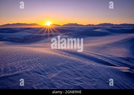 Sonnenuntergang über den San Andres Mountains im White Sands National Park, New Mexico, USA. Stockfoto