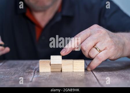 Leere Vorlage Modell aus vier Holzblöcken mit einem schwenkbar für die Verwendung in der Schaffung von Kunstwerken, Slogan oder Werbung Stockfoto