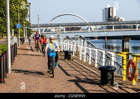 Radfahrer neben dem Scottish Event Campus SEC vor der Bells Bridge über den Fluss Clyde in Glasgow, Schottland, Großbritannien Stockfoto
