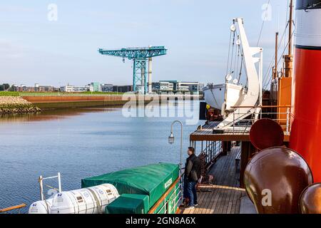 Der Titan Crane bei Clydebank am Ufer des Flusses Clyde vom Paddeldampfer Waverley aus, Glasgow, Schottland, Großbritannien Stockfoto