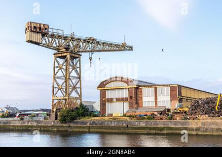 Barclay Curle Crane (ein ausrangiger Titan- oder riesiger Freischwinger-Kran) auf der Barclay Curle Werft in Whiteinch am Ufer des Flusses Clyde, Glasgow, Großbritannien Stockfoto