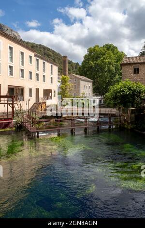 Fontaine-de-Vaucluse Altstadt mit Fluss Sorgue im Vordergrund, charmantes mittelalterliches Dorf in Vaucluse, Provence, Südfrankreich, Europa Stockfoto