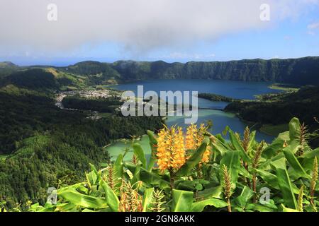 Die grüne und blaue Lagune, Blick von Miradouro da Vista do Rei, Sao Miguel Insel, Azoren Stockfoto