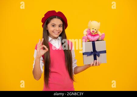 Tween und Jugend. Kaufen Sie ein Geschenk. ok Geste. Glücklich französisch teen Mädchen halten Geschenk-Box. Stockfoto