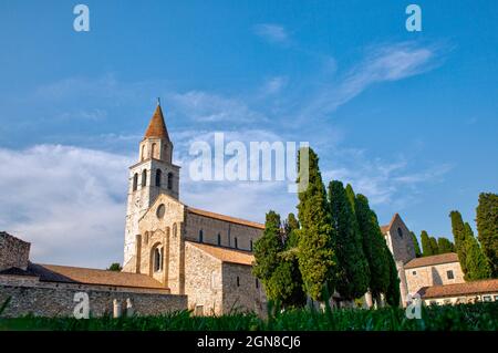 Panoramablick auf die Basilika Santa Maria Assunta in Aquileia. Es befindet sich in der Via Sacra, mit Blick auf die Piazza del Capitolo, zusammen mit dem Belo Stockfoto