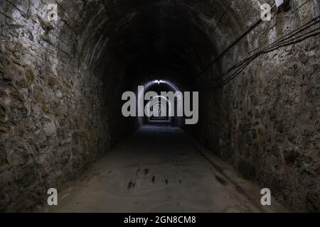 Alter unterirdischer Tunnel für den Gütertransport, unterirdischer Fußgängerübergang Stockfoto