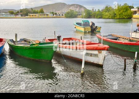 Bunte Fischerboote im Hafen von Guanica, Puerto Rico, gebunden. Stockfoto
