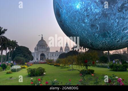 KALKUTTA, WESTBENGALEN / INDIEN - 18. FEBRUAR 2018 : Ein Kunstwerk auf Welttournee, 3-D Installation des Mondes, vom Künstler Luke Jerram unter dem 'Museum of Stockfoto