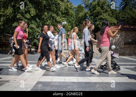 Sokobanja, Serbien, 19. Aug 2021: Fußgänger, die die Promenade entlang gehen Stockfoto