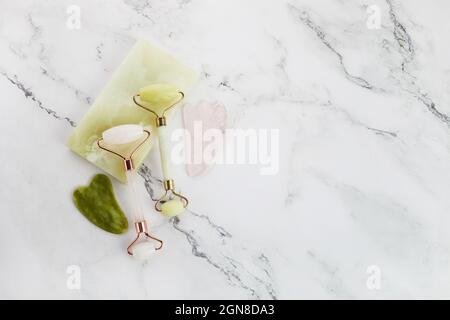 Gua Sha Gesichtswalze für Massage. Hebe- und Tonungsbehandlung zu Hause. Stockfoto
