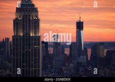 Skyline von Midtown New York City bei Sonnenuntergang von Top of the Rock, New York, USA Stockfoto