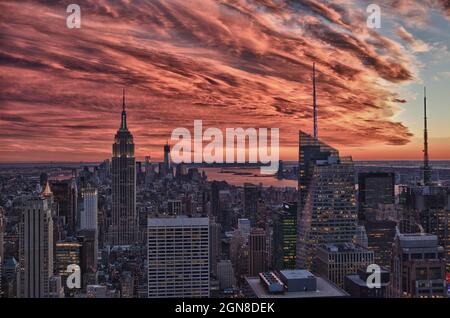 Blick auf die Skyline von Midtown Manhattan mit Wolken, die vom Top of the Rock, New York City, USA, hereinkommen Stockfoto