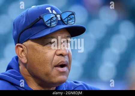 Denver CO, USA. September 2021. Dodger-Manager Dave Roberts (30) während des Batting-Trainings vor dem Spiel mit Los Angeles Dodgers und den Colorado Rockies im Coors Field in Denver Co. David Seelig/Cal Sport Medi. Kredit: csm/Alamy Live Nachrichten Stockfoto