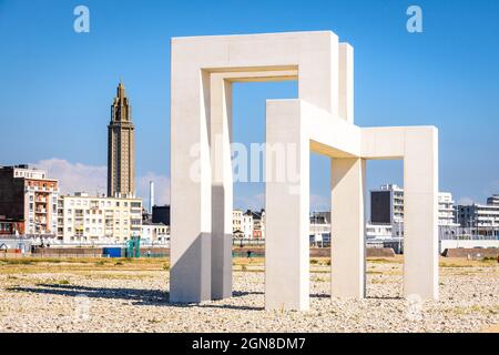 Die 'UP#3' monumentale Skulptur aus weißem Beton am Strand und der Laterne Turm der St. Joseph's Kirche in Le Havre, Frankreich. Stockfoto