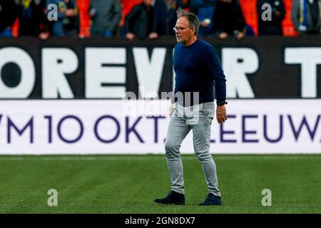 LEEUWARDEN, NIEDERLANDE - 23. SEPTEMBER: Trainer Henk de Jong vom SC Cambuur während des niederländischen Eredivisie-Spiels zwischen SC Cambuur und Heracles Almelo am 23. September 2021 im Cambuur Stadion in Leeuwarden, Niederlande (Foto: Henk Jan Dijks/Orange Picles) Stockfoto