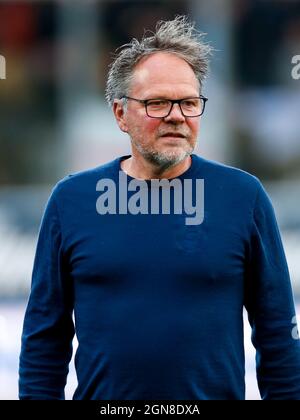 LEEUWARDEN, NIEDERLANDE - 23. SEPTEMBER: Trainer Henk de Jong vom SC Cambuur während des niederländischen Eredivisie-Spiels zwischen SC Cambuur und Heracles Almelo am 23. September 2021 im Cambuur Stadion in Leeuwarden, Niederlande (Foto: Henk Jan Dijks/Orange Picles) Stockfoto