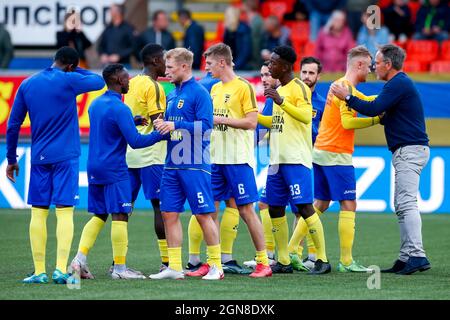 LEEUWARDEN, NIEDERLANDE - 23. SEPTEMBER: Doke Schmidt vom SC Cambuur, Mees Hedemakers vom SC Cambuur, Jhondly van der Meer vom SC Cambuur und Coach Henk de Jong vom SC Cambuur während des niederländischen Eredivisie-Spiels zwischen SC Cambuur und Heracles Almelo am 23. September im Cambuur Stadion, 2021 in Leeuwarden, Niederlande (Foto: Henk Jan Dijks/Orange Picters) Stockfoto