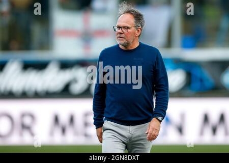 LEEUWARDEN, NIEDERLANDE - 23. SEPTEMBER: Trainer Henk de Jong vom SC Cambuur während des niederländischen Eredivisie-Spiels zwischen SC Cambuur und Heracles Almelo am 23. September 2021 im Cambuur Stadion in Leeuwarden, Niederlande (Foto: Henk Jan Dijks/Orange Picles) Stockfoto