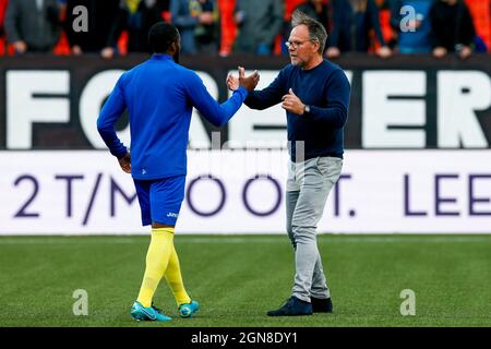 LEEUWARDEN, NIEDERLANDE - 23. SEPTEMBER: Trainer Henk de Jong vom SC Cambuur während des niederländischen Eredivisie-Spiels zwischen SC Cambuur und Heracles Almelo am 23. September 2021 im Cambuur Stadion in Leeuwarden, Niederlande (Foto: Henk Jan Dijks/Orange Picles) Stockfoto