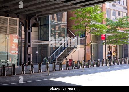New York, NY, USA - 23. September 2021: West 16th Street versteckter Eingang zur High Line Stockfoto