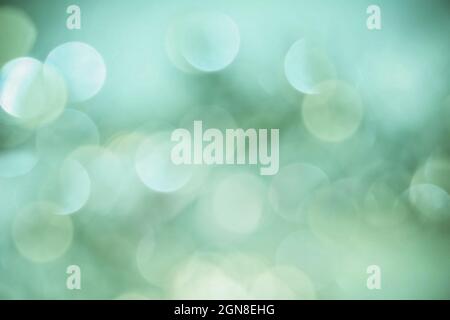 Abstraktes, unscharfes Muster, aquagrüne ultramarine Blasen auf farbigem Hintergrund Stockfoto