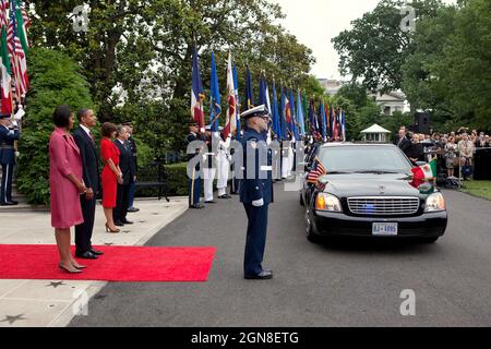 Präsident Barack Obama und First Lady Michelle Obama bereiten sich darauf vor, den mexikanischen Präsidenten und Calderón seine Frau Margarita Zavala zu begrüßen, während ihre Limousine sich am 19. Mai 2010 dem Eingang des Südportals des Weißen Hauses nähert. (Offizielles Foto des Weißen Hauses von Pete Souza) Dieses offizielle Foto des Weißen Hauses wird nur zur Veröffentlichung durch Nachrichtenorganisationen und/oder zum persönlichen Druck durch die Betreffzeile(en) des Fotos zur Verfügung gestellt. Das Foto darf in keiner Weise manipuliert werden und darf nicht in kommerziellen oder politischen Materialien, Anzeigen, E-Mails, Produkten oder promotio verwendet werden Stockfoto