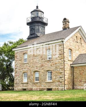 Der Old Field Point Lighthouse, erbaut 1823, schützte Schiffe, die auf Long Island Sound unterwegs waren. Stockfoto