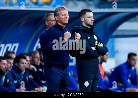 LEEUWARDEN, NIEDERLANDE - 23. SEPTEMBER: Trainer Frank Wormuth von Heracles Almelo und vierter Offizieller Robin Hensgens während des niederländischen Eredivisie-Spiels zwischen SC Cambuur und Heracles Almelo am 23. September 2021 im Cambuur Stadion in Leeuwarden, Niederlande (Foto: Henk Jan Dijks/Orange Picles) Stockfoto