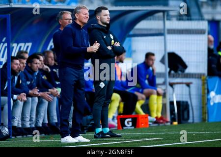 LEEUWARDEN, NIEDERLANDE - 23. SEPTEMBER: Trainer Frank Wormuth von Heracles Almelo und vierter Offizieller Robin Hensgens während des niederländischen Eredivisie-Spiels zwischen SC Cambuur und Heracles Almelo am 23. September 2021 im Cambuur Stadion in Leeuwarden, Niederlande (Foto: Henk Jan Dijks/Orange Picles) Stockfoto