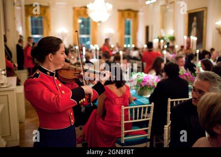 Ein Mitglied der Flaning Strings, Teil der US-amerikanischen Marine Band des Präsidenten, spielt während des State Dinner im East Room des Weißen Hauses, 19. Mai 2010. (Offizielles Foto des Weißen Hauses von Pete Souza) Dieses offizielle Foto des Weißen Hauses wird nur zur Veröffentlichung durch Nachrichtenorganisationen und/oder zum persönlichen Druck durch die Betreffzeile(en) des Fotos zur Verfügung gestellt. Das Foto darf in keiner Weise manipuliert werden und darf nicht in kommerziellen oder politischen Materialien, Anzeigen, E-Mails, Produkten oder Werbeaktionen verwendet werden, die in irgendeiner Weise die Zustimmung oder Billigung der Präs suggerieren Stockfoto