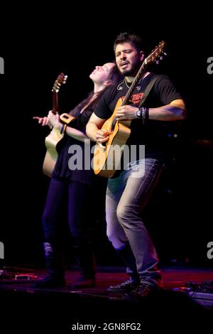 Rodrigo y Gabriela treten während des Empfangs des Staatlichen Abendessens für den mexikanischen Präsidenten, Herrn Calderón, und seine Frau, Frau Margarita Zavala, in einem Zelt auf dem Südrasen des Weißen Hauses auf, am 19. Mai 2010. (Offizielles Foto des Weißen Hauses von Pete Souza)(Offizielles Foto des Weißen Hauses von Pete Souza) Stockfoto