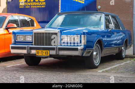 Amsterdam, Nordholland, Niederlande, 12.09.2021, eleganter Oldtimer Lincoln Stadtwagen K6 von 1986 in blauer Farbe, der auf der Straße geparkt ist Stockfoto