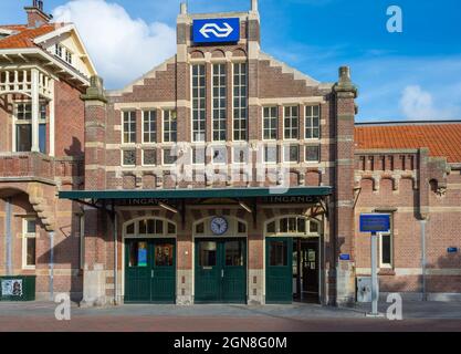 Zandvoort, Nordholland, Niederlande, 12.09.2021, Gebäude des Bahnhofs Zandvoort aan Zee Stockfoto