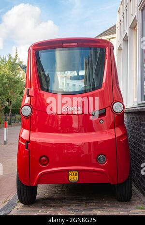 Zandvoort, Nordholland, Niederlande, 12.09.2021, Rückansicht des niederländischen Kleinwagens Canta Premium, der speziell für behinderte Fahrer entwickelt wurde Stockfoto