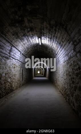 Alter unterirdischer Tunnel für den Gütertransport, unterirdischer Fußgängerübergang Stockfoto