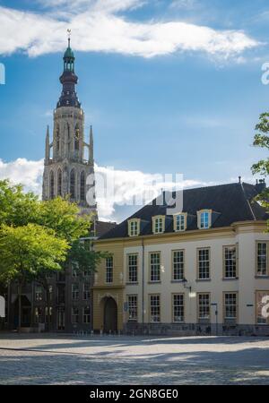 Turm der ikonischen großen Kirche von Breda, Provinz Nordbrabant Stockfoto