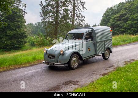 1968 60s Sechziger grauer französischer Citroen 2CV 602cc überdachter Benzinbus auf dem Weg zum KLMC bei der „Cars the Star Show“ in Holker Hall & Gardens, Grange-over-Sands, Vereinigtes Königreich Stockfoto