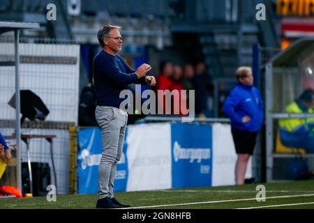 LEEUWARDEN, NIEDERLANDE - 23. SEPTEMBER: Trainer Henk de Jong vom SC Cambuur während des niederländischen Eredivisie-Spiels zwischen SC Cambuur und Heracles Almelo am 23. September 2021 im Cambuur Stadion in Leeuwarden, Niederlande (Foto: Henk Jan Dijks/Orange Picles) Stockfoto